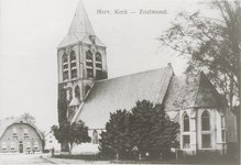 0690-Zoelmond 10 N.H.kerk op het Plein met op de achtergrond een woning aan de Schoolstraat.